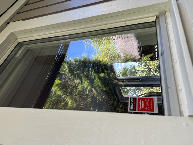 Skinande rent fönster med himmelsbild